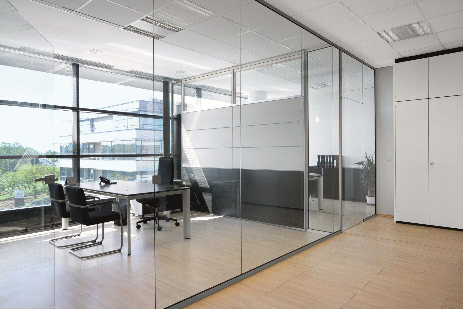 Aesthetic Appeal and Flexibility of Glass Office Dividers